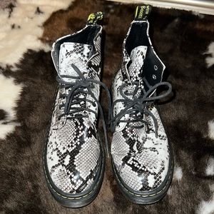 Boots Snake skin print